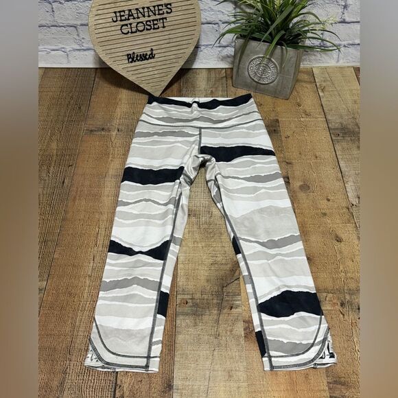 Lululemon True Self Crop
Bleacher Stripe White Black size 6 - Picture 2 of 14